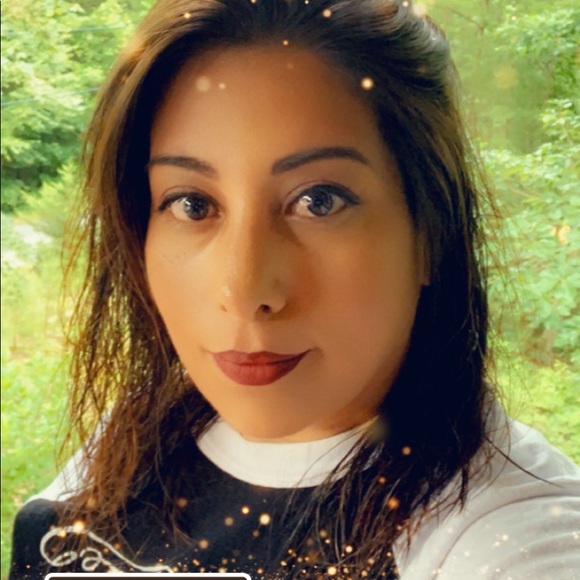 Meet your Posher, Gloria - Picture 1 of 2